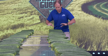 Мужчина, который любит хрустеть огурцами, установил необычный мировой рекорд (видео)