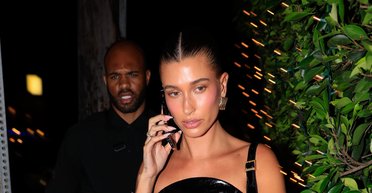 Гейлі Бібер вийшла у світ у вініловій мінісукні (фото)