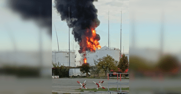 Пожежа на нафтобазі після атаки на Крим поширюється: спалахнув другий резервуар (фото)