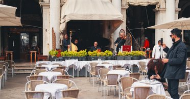 "Гість попросив": на Львівщині розгорівся скандал через російську музику у ресторані (відео)