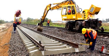 Не без проблем: РФ продолжает строительство железной дороги в оккупации (видео)