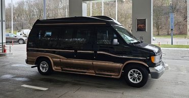 Нетипичная капсула времени: в Киеве обнаружили роскошный Ford 2000 года в новом состоянии (фото)