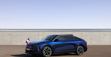 Президентский электрокар: Эмманюэль Макрон пересел на необычное бронированное авто (видео)