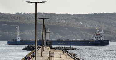 Основной способ логистики ВС РФ: в ВМС назвали значение ударов по российским паромам (видео)