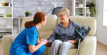 Жінка у 38 років оселилась у будинку для літніх людей: це повністю змінило її світогляд