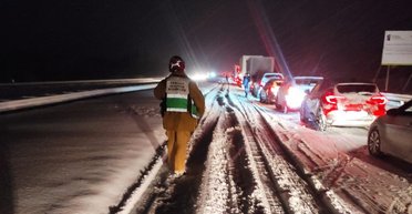 Снігопади в Польщі спровокували затори по 20 км перед Новим роком (відео)