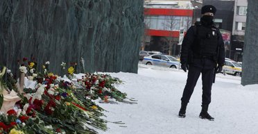 Не трогают только пенсионеров: в РФ после смерти Навального начались задержания (фото)