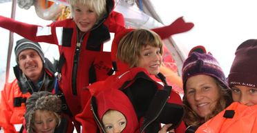 Подружжя живе з шістьма дітьми у відкритому морі: як вони там опинилися (фото)