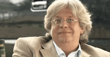 Плюнул в лицо и бросался бутылками: известного актера обвинили в психологическом насилии