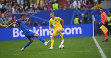 Игрока сборной Украины Зинченко хочет купить клуб, фанаты которого скандировали имя Путина