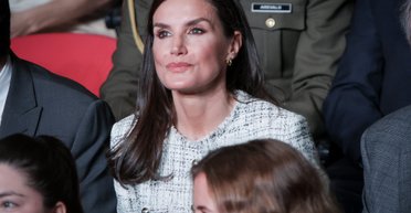 Королева Летиция с рабочим визитом посетила школу в полосатом джемпере и брюках (фото)