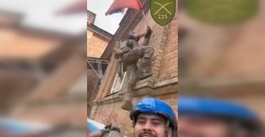Бойцы ВСУ сняли флаг с административного здания в селе Дарьино Курской области (видео)