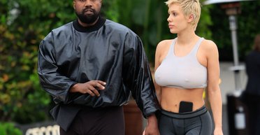 Дружина Каньє Веста зʼявилася на публіці в чорному бікіні (фото)