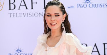 У прикрасах та сукні українських брендів: Юлія Саніна отримала престижну премію BAFTA (відео)