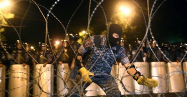 Горячее армянское лето: из-за чего бушуют протесты на улицах Еревана