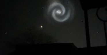 Украинцы видели в небе необычное спиралевидное сияние: ученые объяснили, что это было (фото)