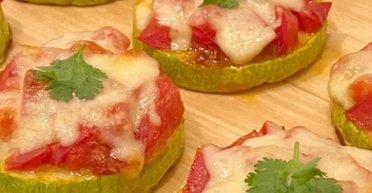 Сезонне меню: рецепт кабачків із сиром у духовці за 20 хвилин (відео)