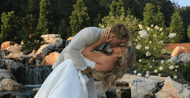 Дівчина, яка вийшла заміж у 17 років, просить людей не псувати їй життя (фото)