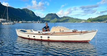 Знайшли посеред Тихого океану: австралійця на перекинутому човні підібрало круїзне судно (фото)