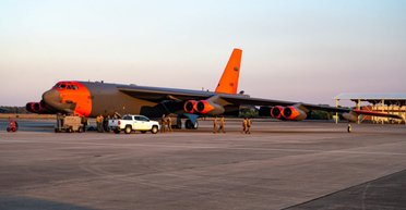 Бомбардувальник B-52H пофарбували в незвичайний колір: яку мету переслідували ВПС США