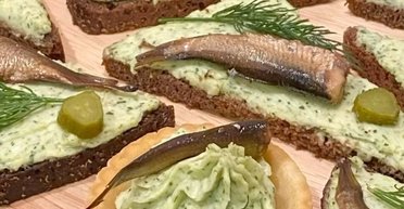 Універсальна закуска за 2 хвилини: рецепт дуже простої страви зі шпротами