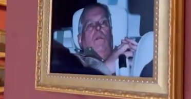 Пранкеры высмеяли бывшего принца Эндрю, засветив его "позорную" фотографию в Лувре