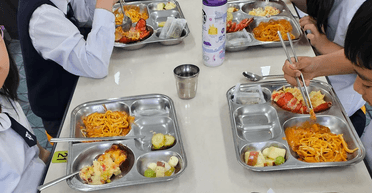 Дуже смішно: вчитель порівняв шкільні обіди дітей з США та Південної Кореї (фото)