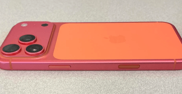 З iPhone 17 знову проблеми: люди кажуть, що дорогий телефон "линяє" (фото)