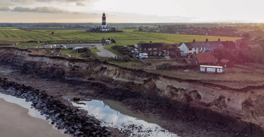 "Зникне до Різдва": жінка боїться, що її будинок на вершині схилу опиниться в морі (фото)