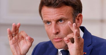 "Трусливый акт": Макрон резко осудил убийство Россией французских волонтеров в Бериславе