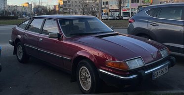 Раритет из 80-х: в Киеве замечен роскошный британский хэтчбек с V8 под капотом (фото)