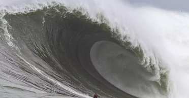 Претендує на світовий рекорд: 23-річний серфінгіст підкорив 33-метрову хвилю (відео)