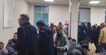 В Китае гурманы выдают себя за родственников усопших ради бесплатной лапши с "секретным соусом"