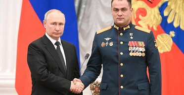 Офіцера ЗС РФ, обвинуваченого у вбивстві дівчини в Луганську, нагородив особисто Путін, — росЗМІ (фото)