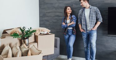 Пара переехала в новую квартиру, а через несколько часов нашла "неприятный сюрприз" (фото)