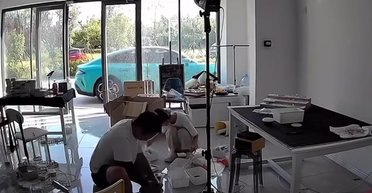 В Китае электрокар Xiaomi сам завелся и уехал от хозяина (видео)