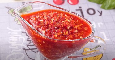 Без варіння, цукру та оцту: рецепт гострого соусу канкочі (відео)