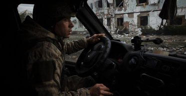 "Одні руїни, за які не закріпитися": ЗС РФ окупували 30-35% Тернів, — боєць ЗСУ