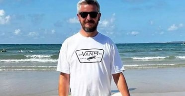 "Найбіліші ноги на пляжі": чоловік через невдалу засмагу став зіркою мережі (фото)