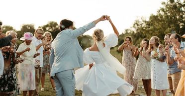 Нареченій відняло мову, коли вона побачила, в чому прийшла на весілля її сестра (фото)