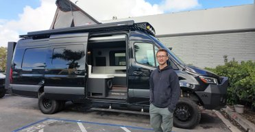 Роскошь за $500 000: Mercedes Sprinter превратили во внедорожный автодом со спа (видео)