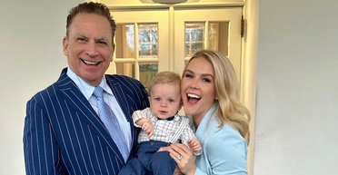 Улюблена прессекретарка Трампа чекає на другу дитину від чоловіка, який удвічі старший за неї