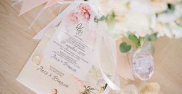 Наречена витратила $600 на весільні запрошення, а потім помітила курйозну помилку (відео)