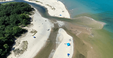 "Взяв справу у свої руки": чоловік лопатою прокопав канал від річки до озера (фото)