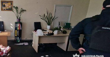 Стрельба в Киеве: мужчина несколько раз попал в женщину в офисе, а затем прыгнул с моста