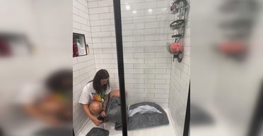 Надоело мыться стоя: женщине хватило 2 тысячи, чтобы "переделать" душевую кабину (видео)