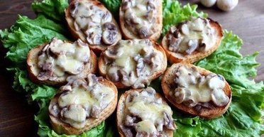 Гарячі бутерброди з сиром і грибами: рецепт чудової закуски