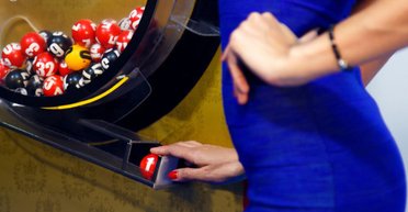 Британка, яка жила на допомогу, стала мільйонеркою після двох грандіозних виграшів у бінго