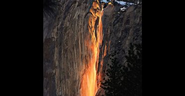 Уникальное зрелище: один из самых необычных водопадов в мире стал золотым