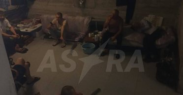 "Дихати нема чим": росіяни утримують десятки українців у підвалі на кордоні з Грузією (фото)